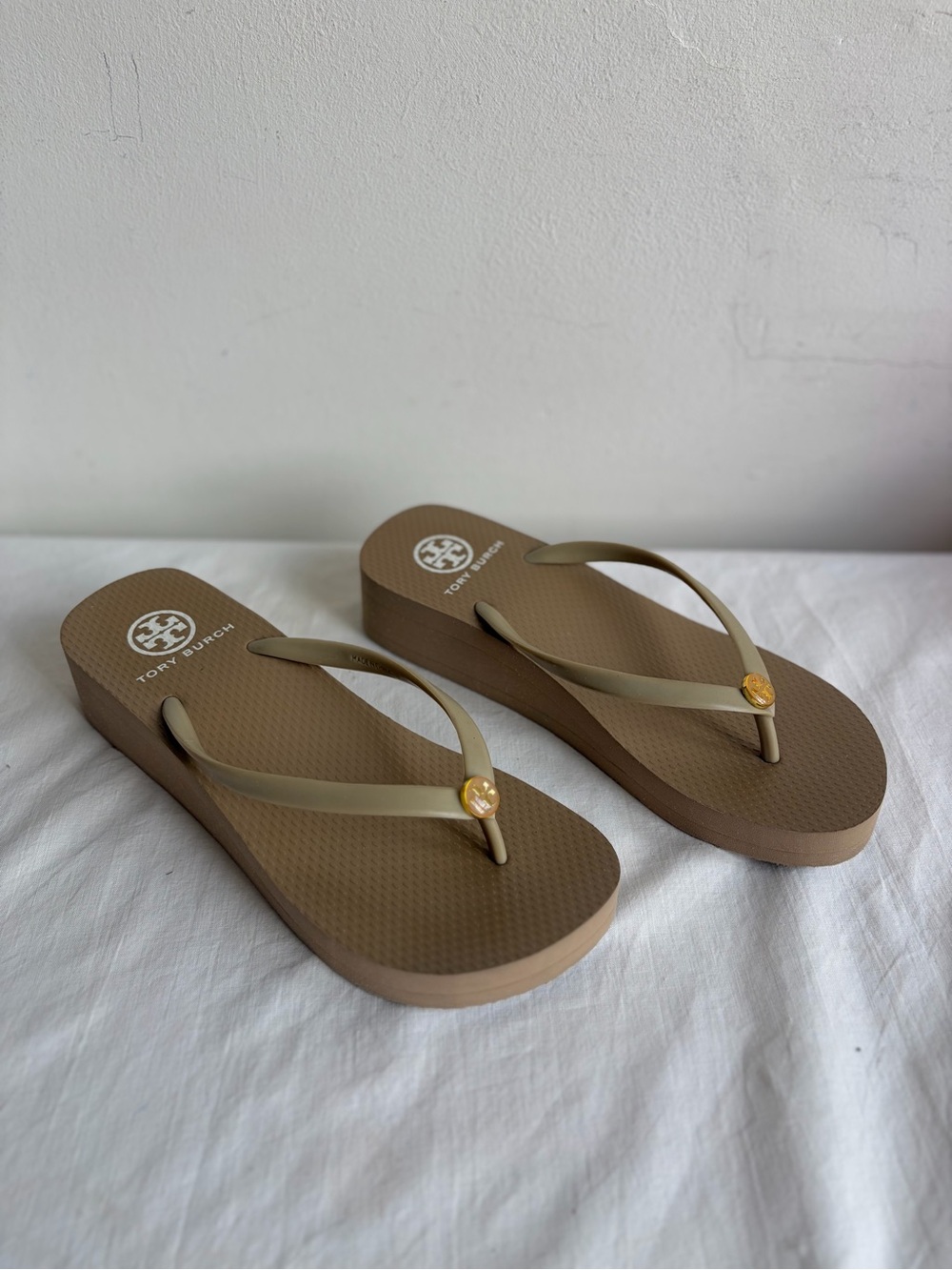 Tory Burch Taupe Thin Wedge Platform Flip Flops Sandals Gold Logo - Picture 4 of 15
